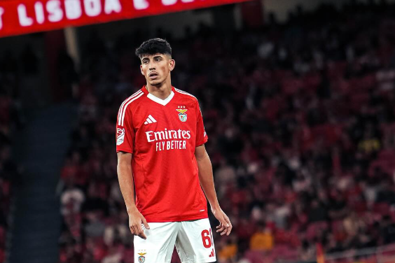 João Veloso, médio-centro de 20 anos