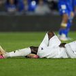 Camavinga deitado no relvado lesionado no jogo do Real Madrid frente ao Getafe
