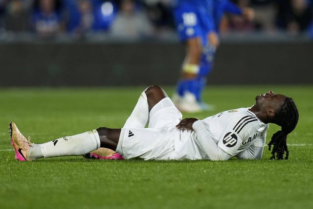 Camavinga deitado no relvado lesionado no jogo do Real Madrid frente ao Getafe