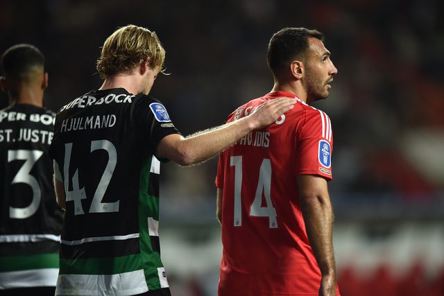 Hjulmand e Pavlidis no dérbi entre Sporting e Benfica da final da Taça da Liga, em janeiro de 2025