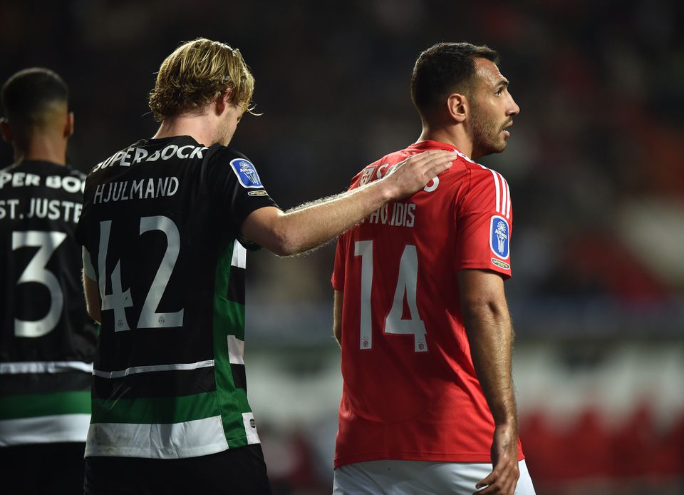Hjulmand e Pavlidis no dérbi entre Sporting e Benfica da final da Taça da Liga, em janeiro de 2025