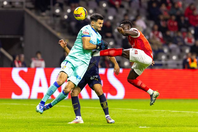 Lance aparatoso entre Roger e Zlobin no jogo entre SC Braga e Famalicão, na 1.ª volta da Liga