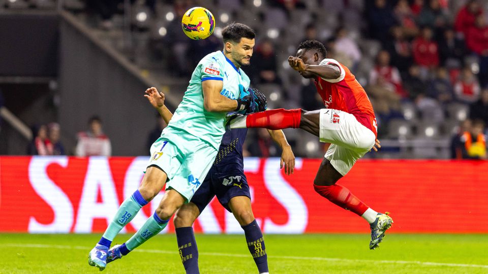 Lance aparatoso entre Roger e Zlobin no jogo entre SC Braga e Famalicão, na 1.ª volta da Liga
