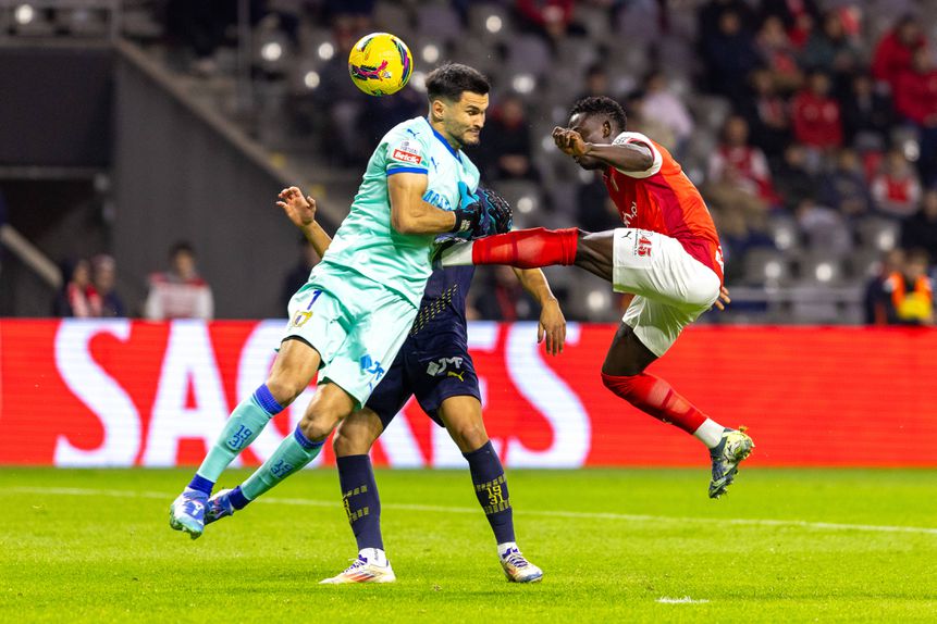 Lance aparatoso entre Roger e Zlobin no jogo entre SC Braga e Famalicão, na 1.ª volta da Liga