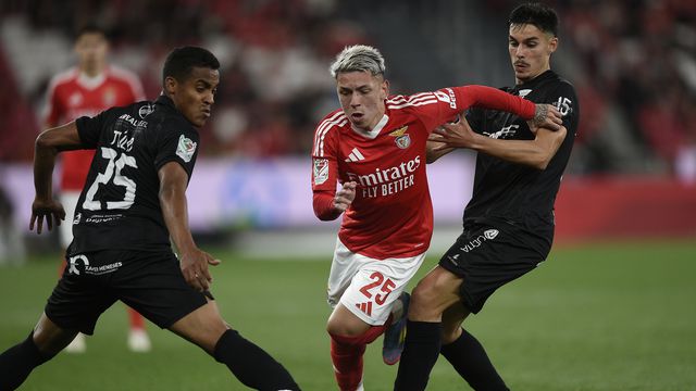 Prestianni passa por dois adversários no jogo do Benfica frente ao Tirsense