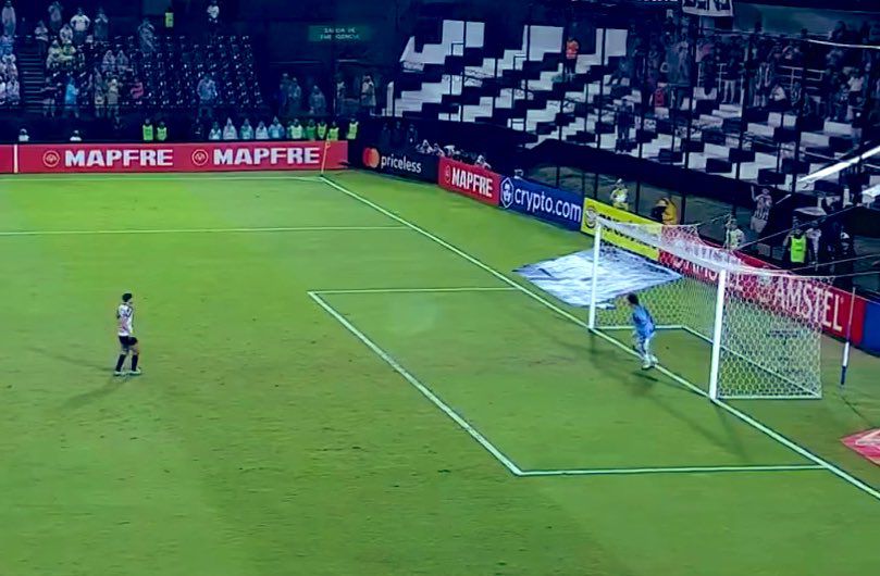 VÍDEO: ex-Benfica quis inovar num penálti... e correu-lhe tão mal