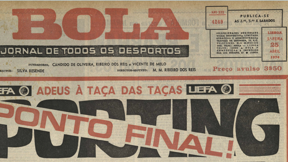 A capa de A BOLA no dia da Liberdade, «inicial, inteiro e limpo»