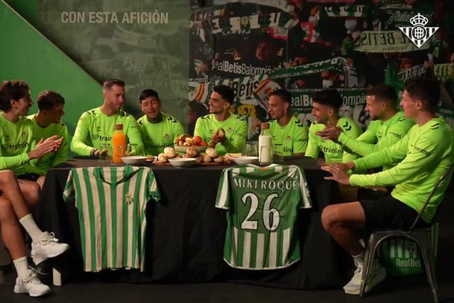 Original anúncio de renovação no Betis combinou música, comida e camisolas clássicas