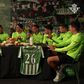 Original anúncio de renovação no Betis combinou música, comida e camisolas clássicas