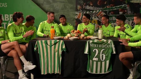 Original anúncio de renovação no Betis combinou música, comida e camisolas clássicas
