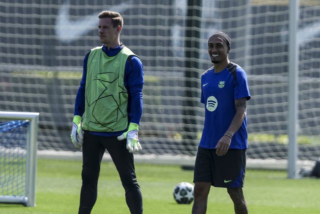 Ter Stegen e Raphinha no treino do Barcelona