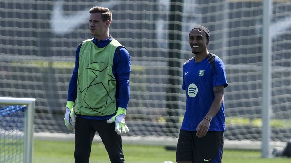 Ter Stegen e Raphinha no treino do Barcelona