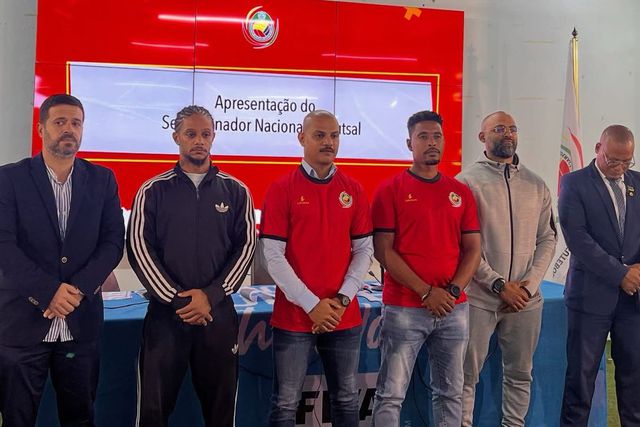 Nadir Narotam, ao centro, é o novo selecionador do futsal de Moçambique