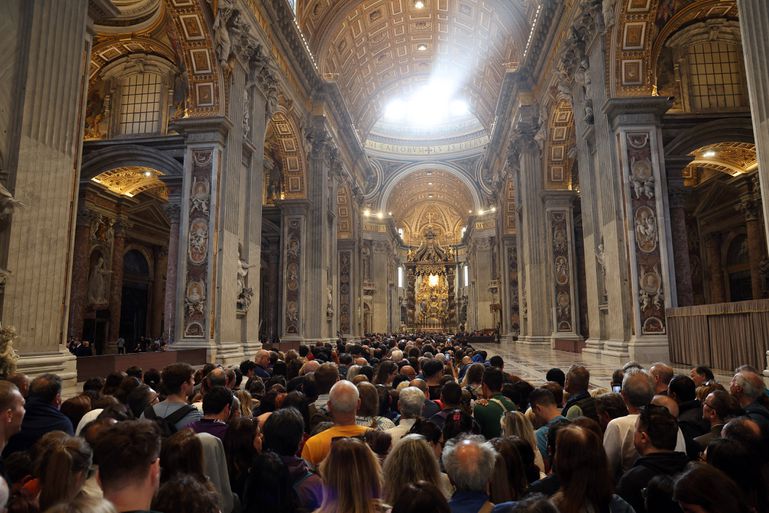Mais de 50 mil pessoas já prestaram homenagem ao Papa na Basílica de S. Pedro