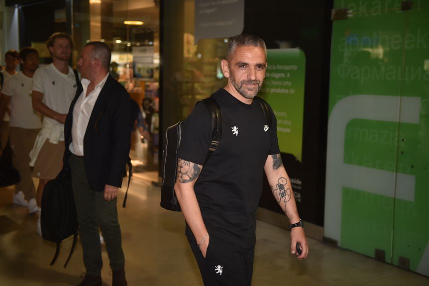 Rui Borges no Aeroporto Huberto Delgado, em Lisboa, à partida para o Porto na véspera do clássico da Taça de Portugal - Foto: MIGUEL NUNES