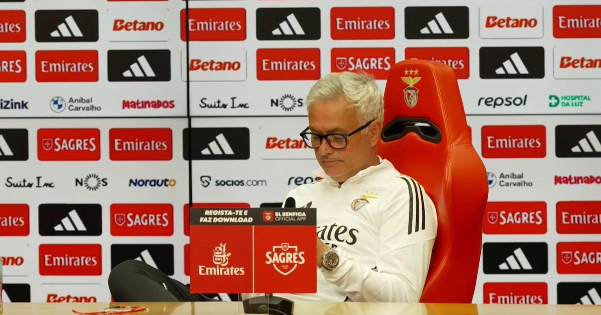 Momento caricato de Mourinho na conferência: «Estou a ler as notícias!»