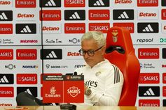 Momento caricato de Mourinho na conferência: «Estou a ler as notícias!»