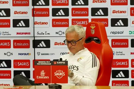 Momento caricato de Mourinho na conferência: «Estou a ler as notícias!»