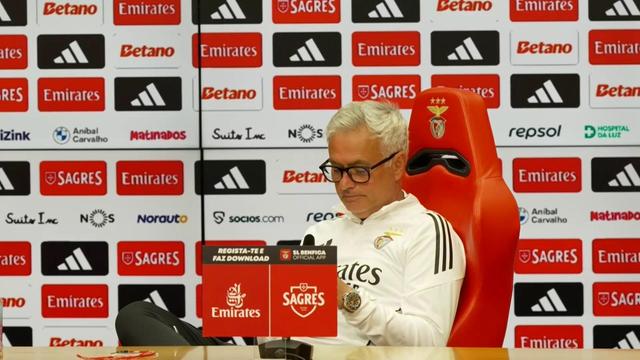 Momento caricato de Mourinho na conferência: «Estou a ler as notícias!»