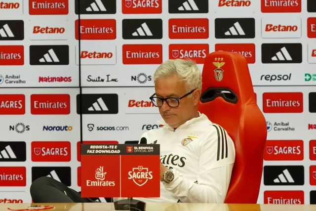 Momento caricato de Mourinho na conferência: «Estou a ler as notícias!»