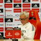 Momento caricato de Mourinho na conferência: «Estou a ler as notícias!»
