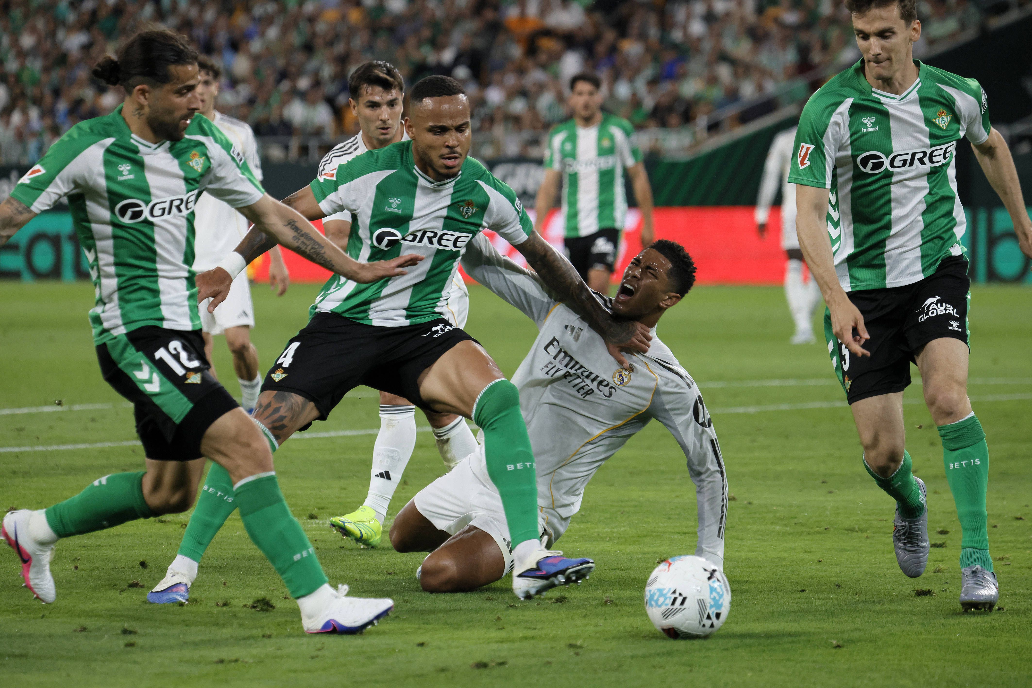 Héctor Bellerín marcou o golo do empate aos 90+4'