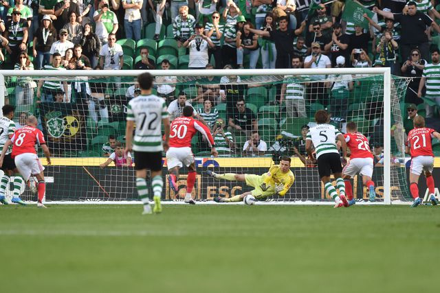 Luis Suárez já rematou e Trubin vai defender penálti no dérbi aos 19 minutos com 0-0 no marcador — Foto: Miguel Nune