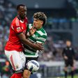 Lukebakio e Maxi Araújo em lance dividido no grande dérbi de Alvalade entre Sporting e Benfica - Foto: Imago