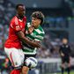 Lukebakio e Maxi Araújo em lance dividido no grande dérbi de Alvalade entre Sporting e Benfica - Foto: Imago