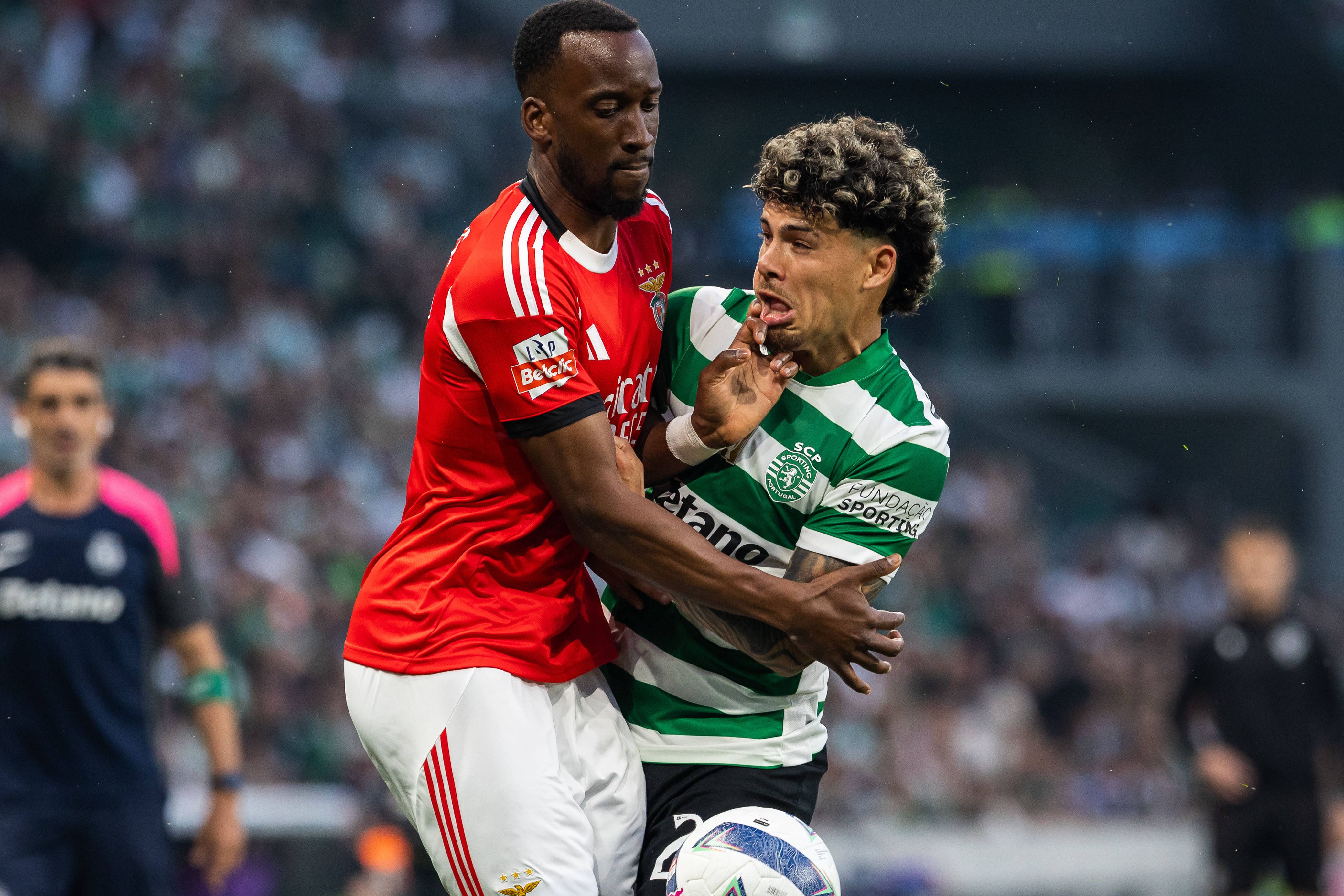 Lukebakio e Maxi Araújo em lance dividido no grande dérbi de Alvalade entre Sporting e Benfica - Foto: Imago