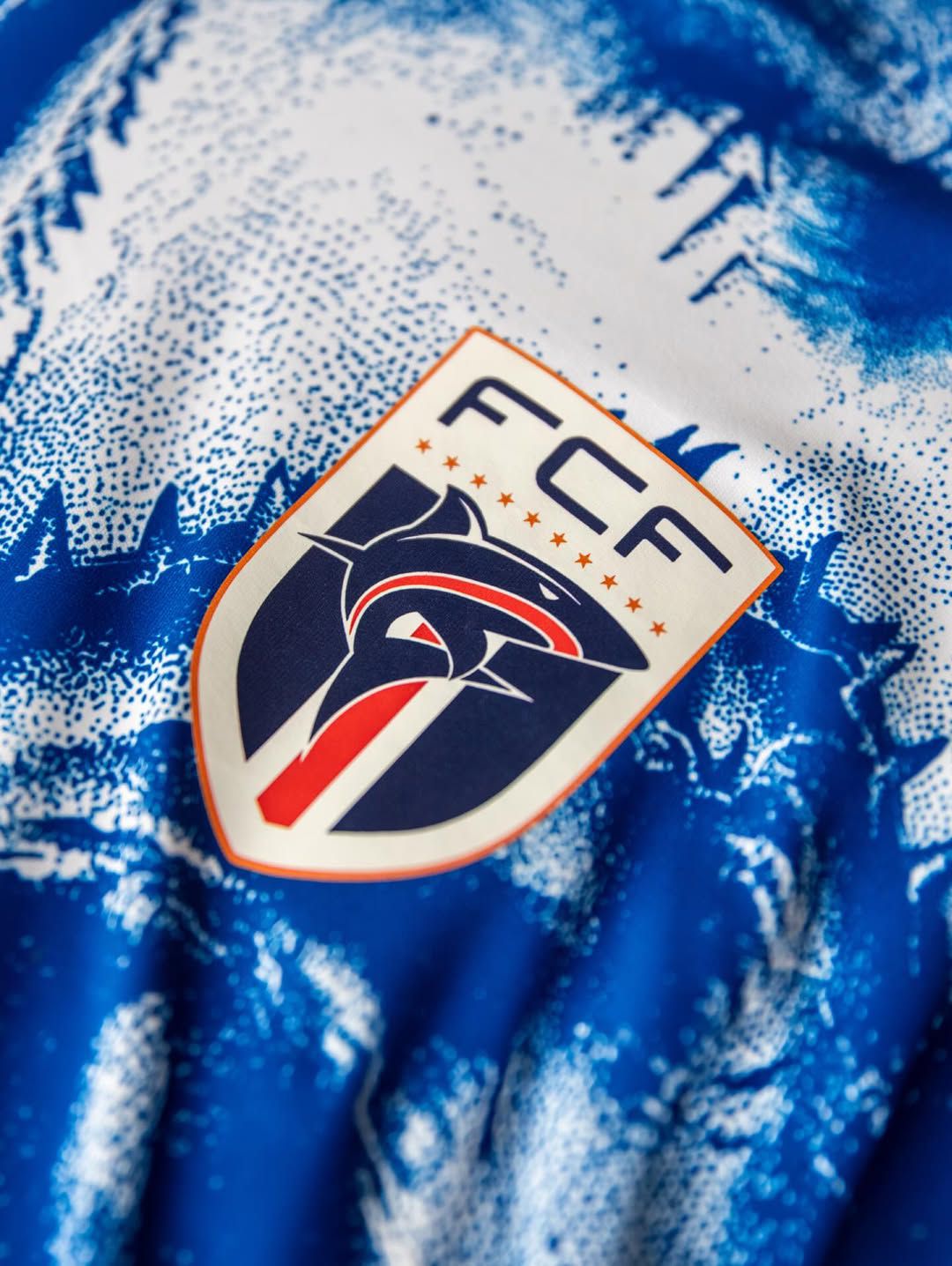 Camisola de aquecimento de Cabo Verde para o Mundial 2026 faz alusão à alcunha 'tubarões azuis'- foto: CapelliSport