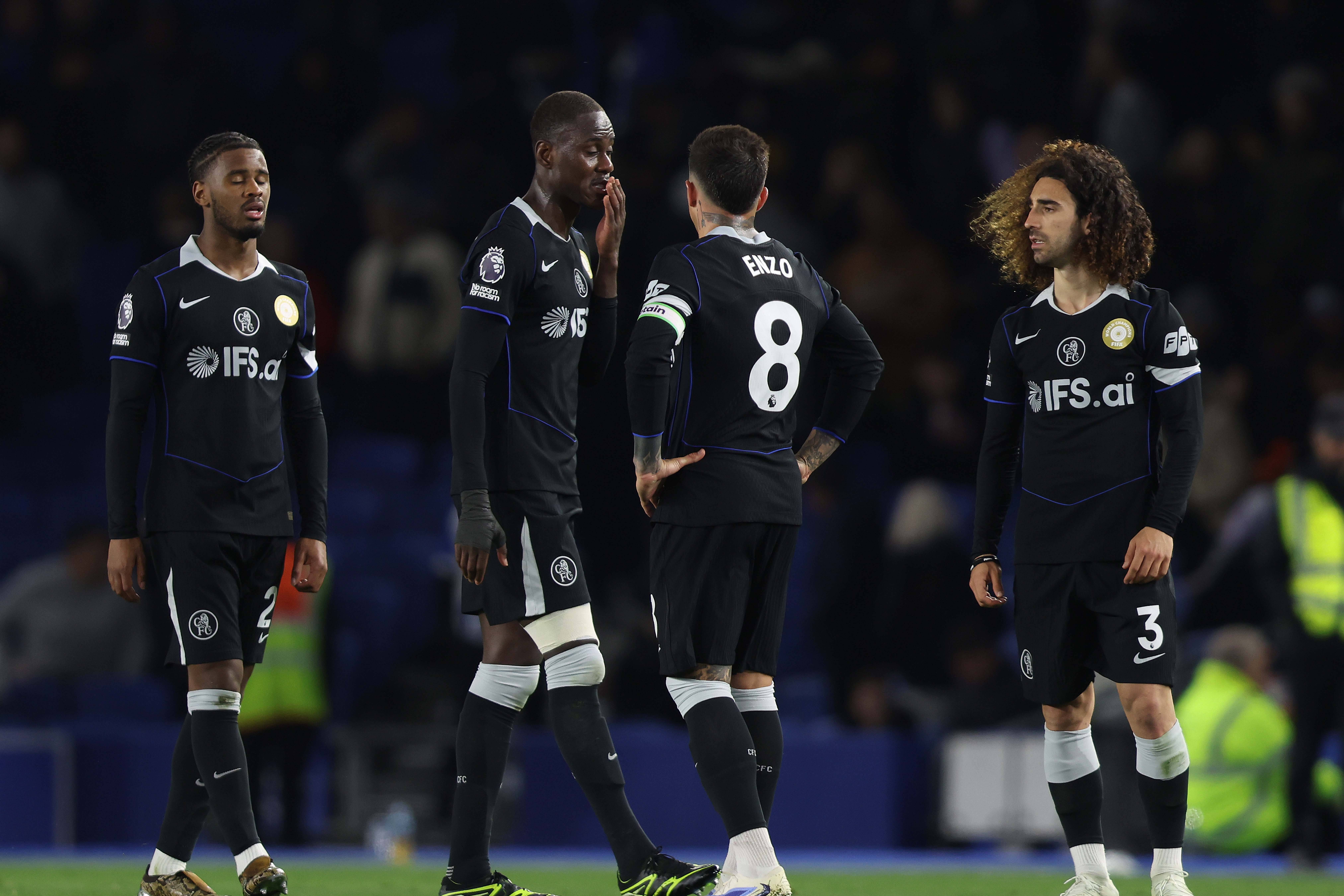 Jogadores do Chelsea frustrados com a derrota por 0-3 em Brighton