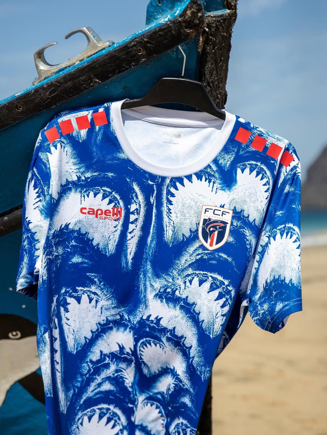 Camisola de aquecimento de Cabo Verde para o Mundial 2026 faz alusão à alcunha 'tubarões azuis'- foto: CapelliSport
