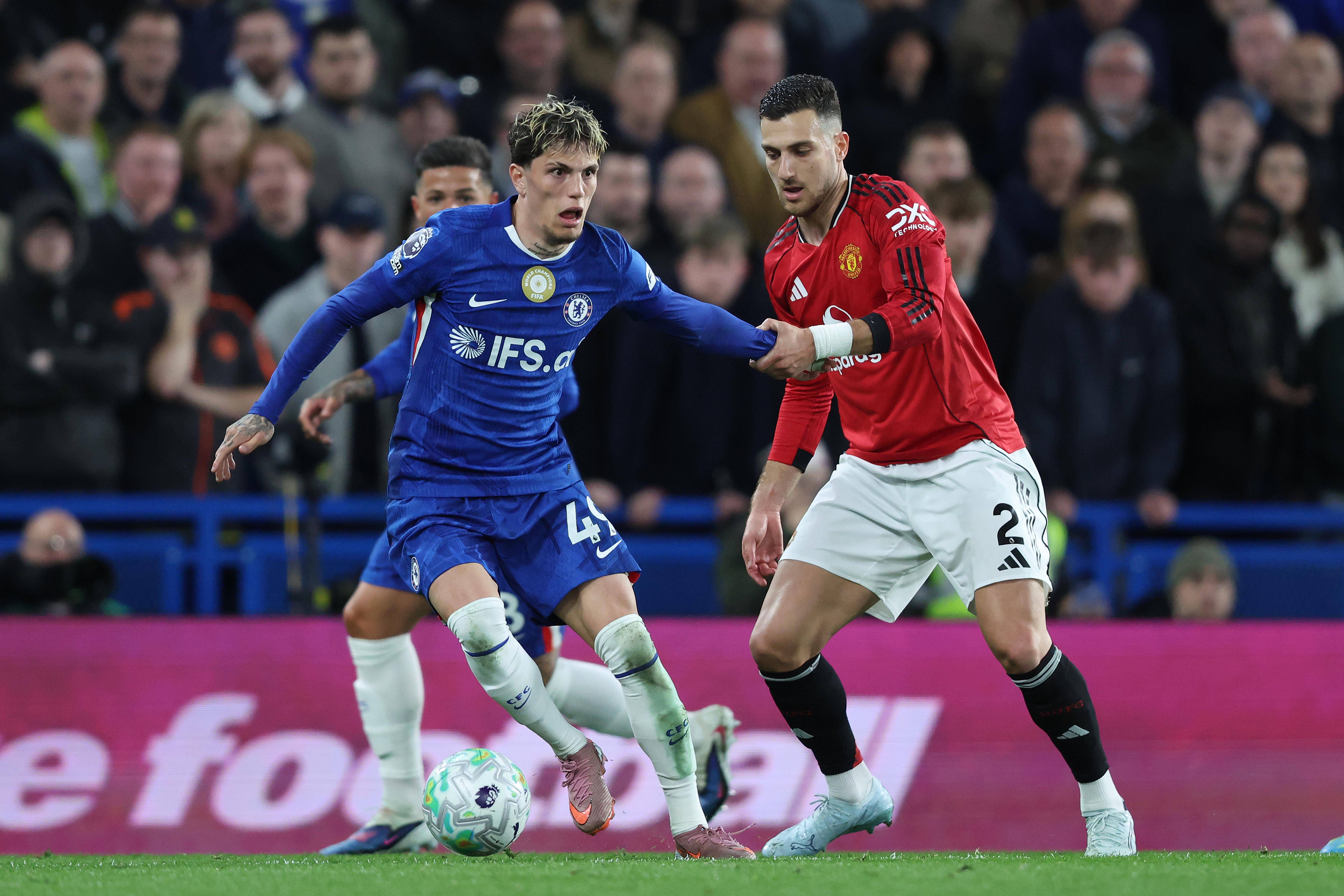 Garnacho entrou para o lugar do lesionado Estêvão na primeira parte do Chelsea-Man. United