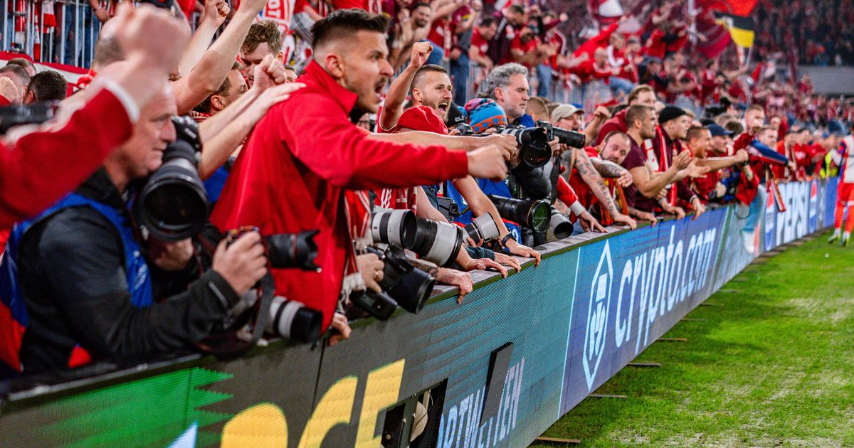 Fotógrafos feridos e barreiras derrubadas: festejos dos adeptos valem multa pesada ao Bayern