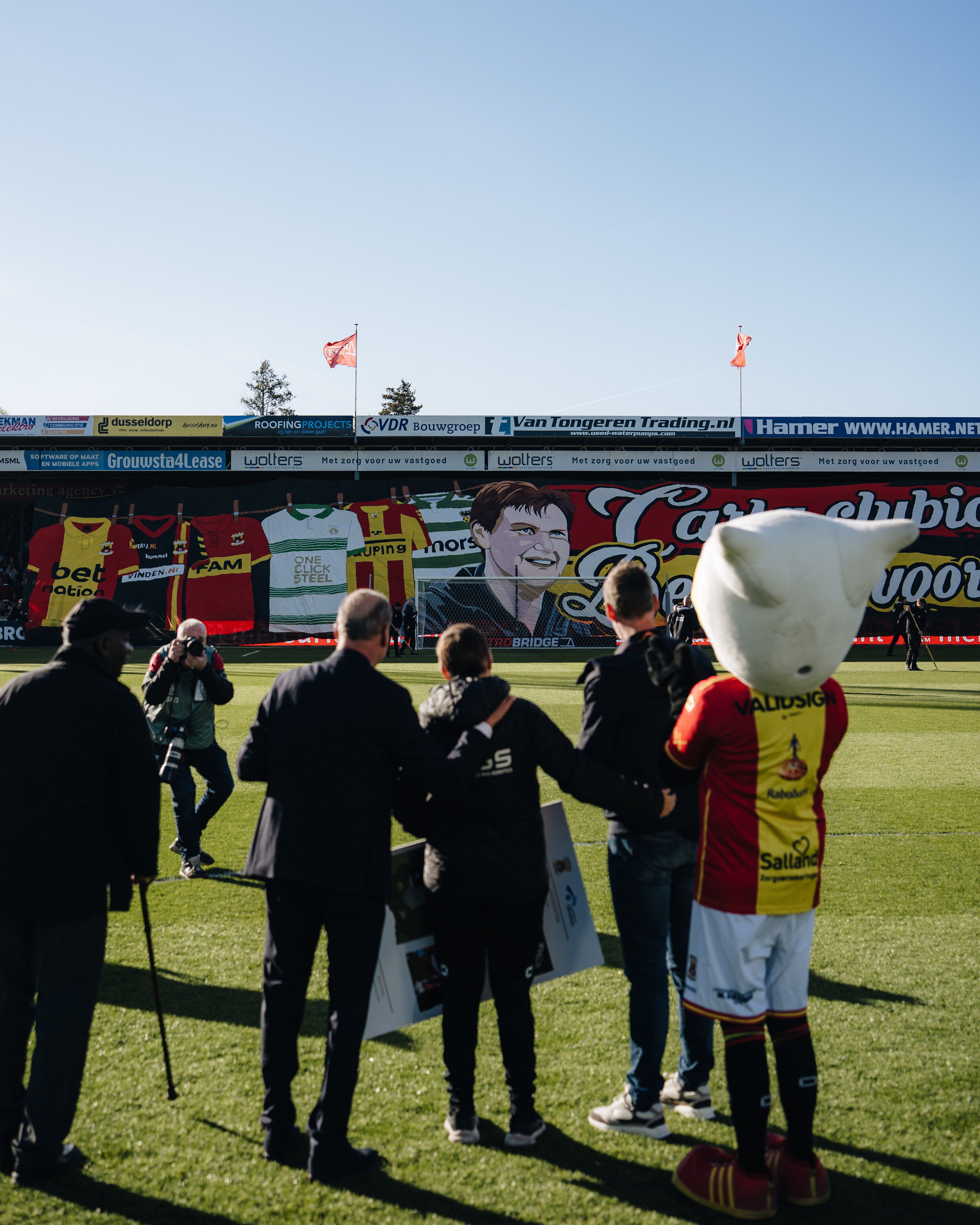Carla Whittie com dirigentes do clube e a mascote, em frente ao tifo em sua homenagem - Foto: Go Ahead Eagles