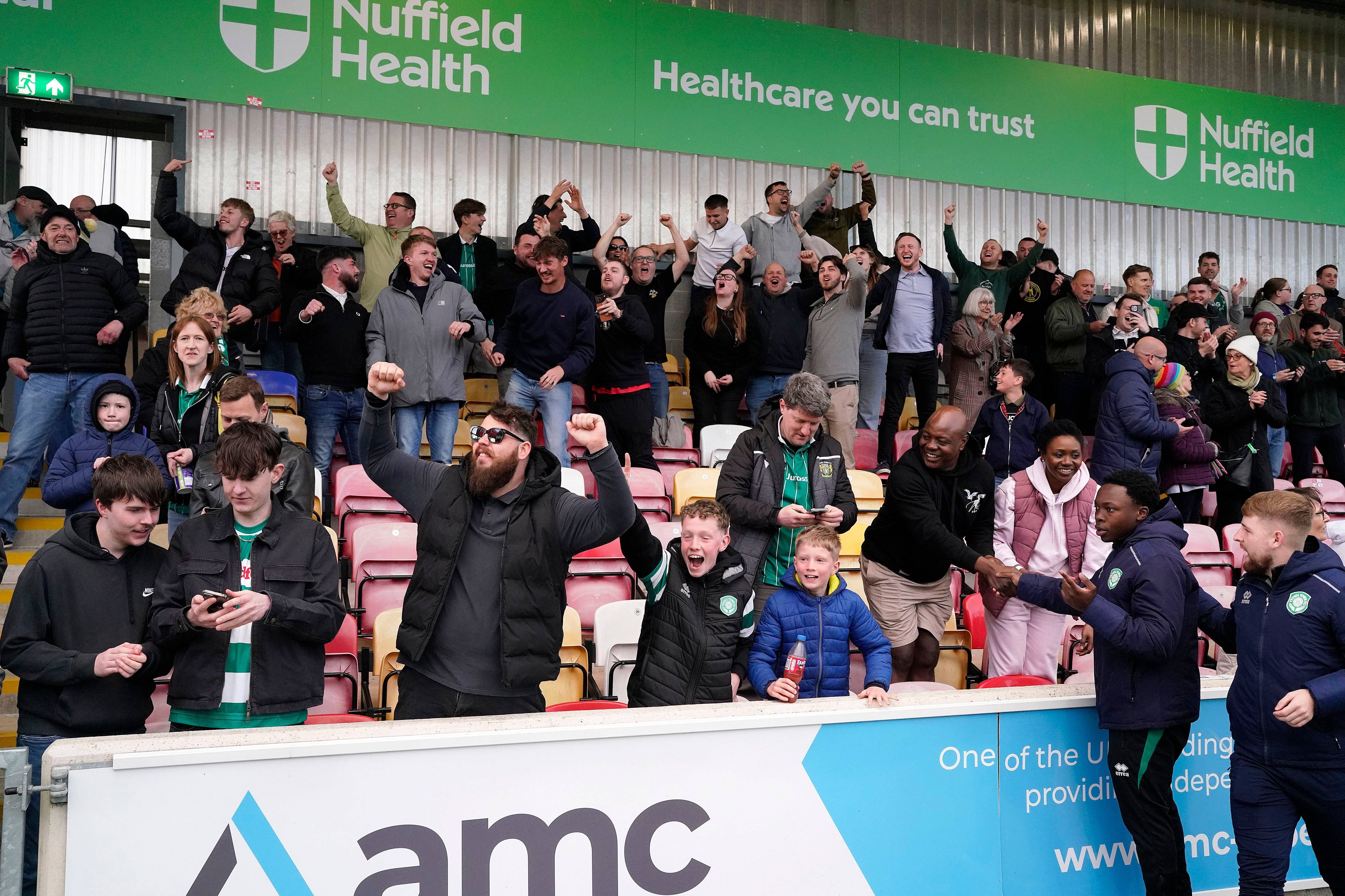 York City ia festejar a subida em casa com o Yeovil, quando o Rochdale marcou no outro jogo e venceu