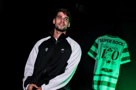 Daniel Bragança com direito a camisola especial do jogo 150 - Foto: SPORTING CP