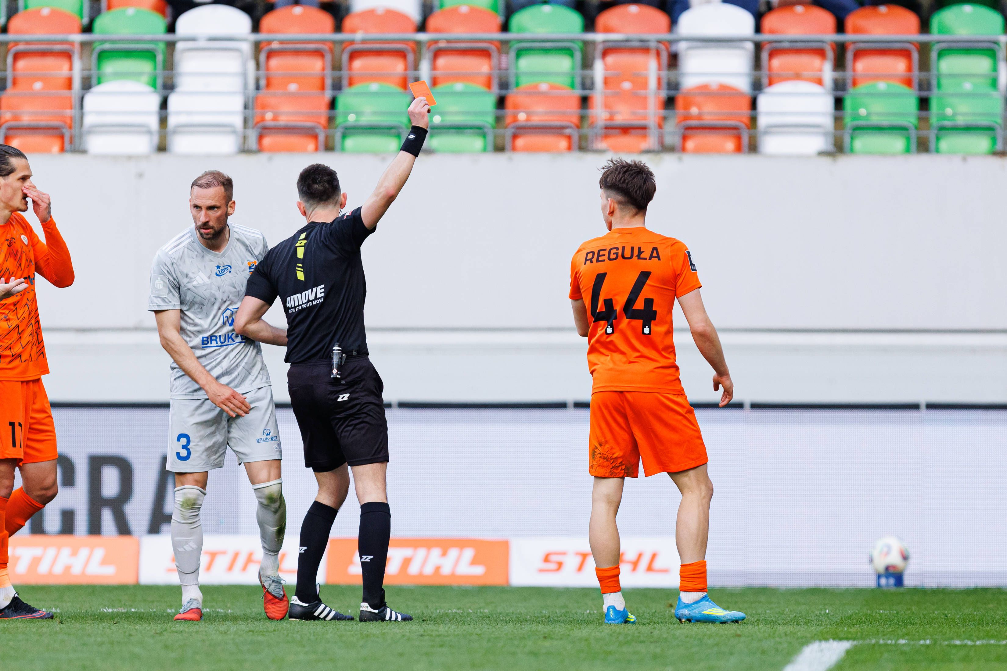 Marcel Regula foi expulso por acumulação de amarelos aos 66 minutos