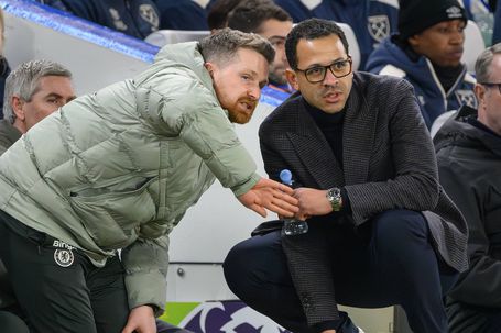 Calum McFarlane auxiliou Liam Rosenior no Chelsea (IMAGO)