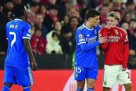Momento em que Prestianni se dirige a Vinícius Júnior. O extremo do Benfica foi castigado por chamar maricas ao avançado brasileiro — Foto: Miguel Nunes