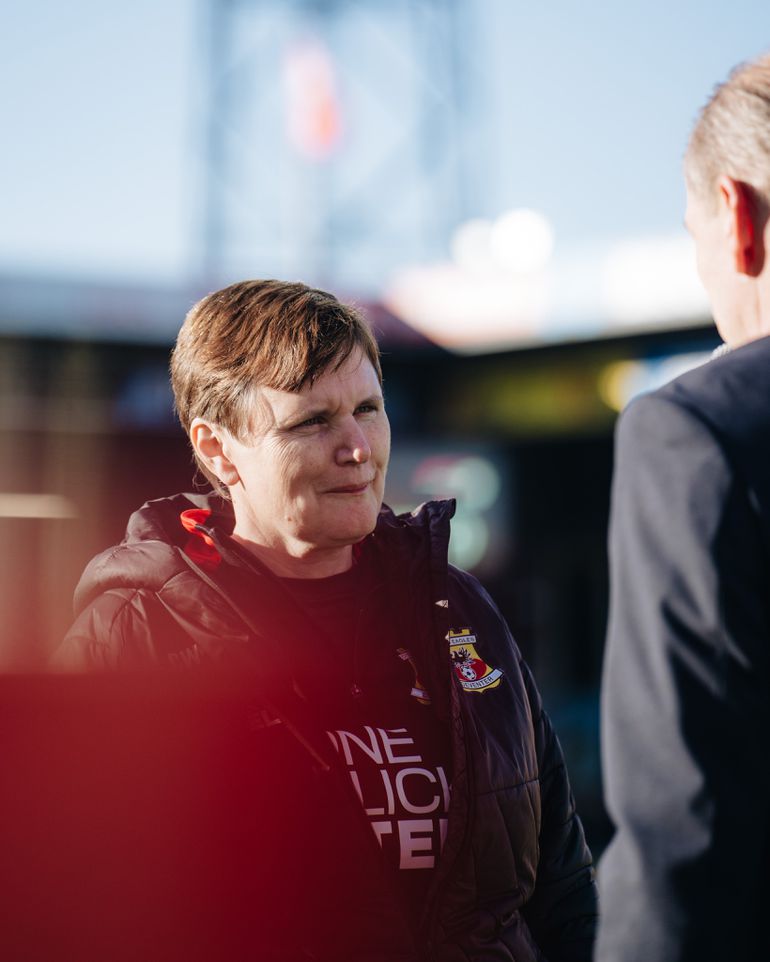 Carla Whittie emocionada com homenagem - Foto: Go Ahead Eagles