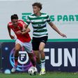 Daniel Ciesielski conduz a bola no jogo entre o Sporting e o Benfica, na Liga Revelação - Foto: FPF
