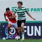 Daniel Ciesielski conduz a bola no jogo entre o Sporting e o Benfica, na Liga Revelação - Foto: FPF