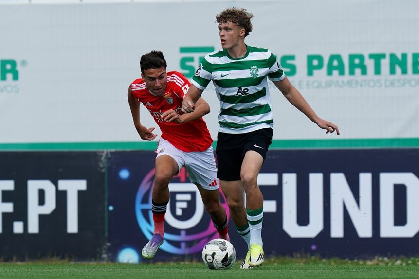 Daniel Ciesielski conduz a bola no jogo entre o Sporting e o Benfica, na Liga Revelação - Foto: FPF