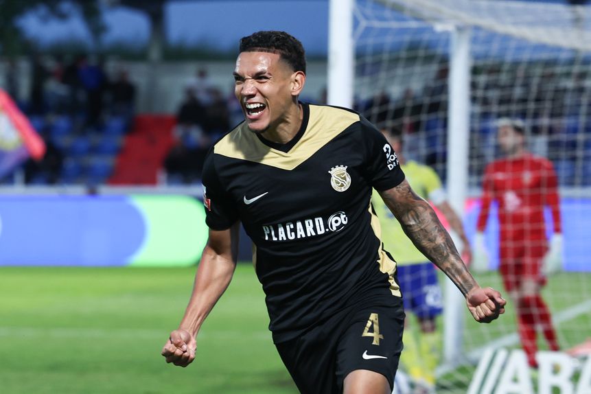 Naves marcou o primeiro golo do Alverca ao Arouca (Foto: LUSA/António Cotrim)