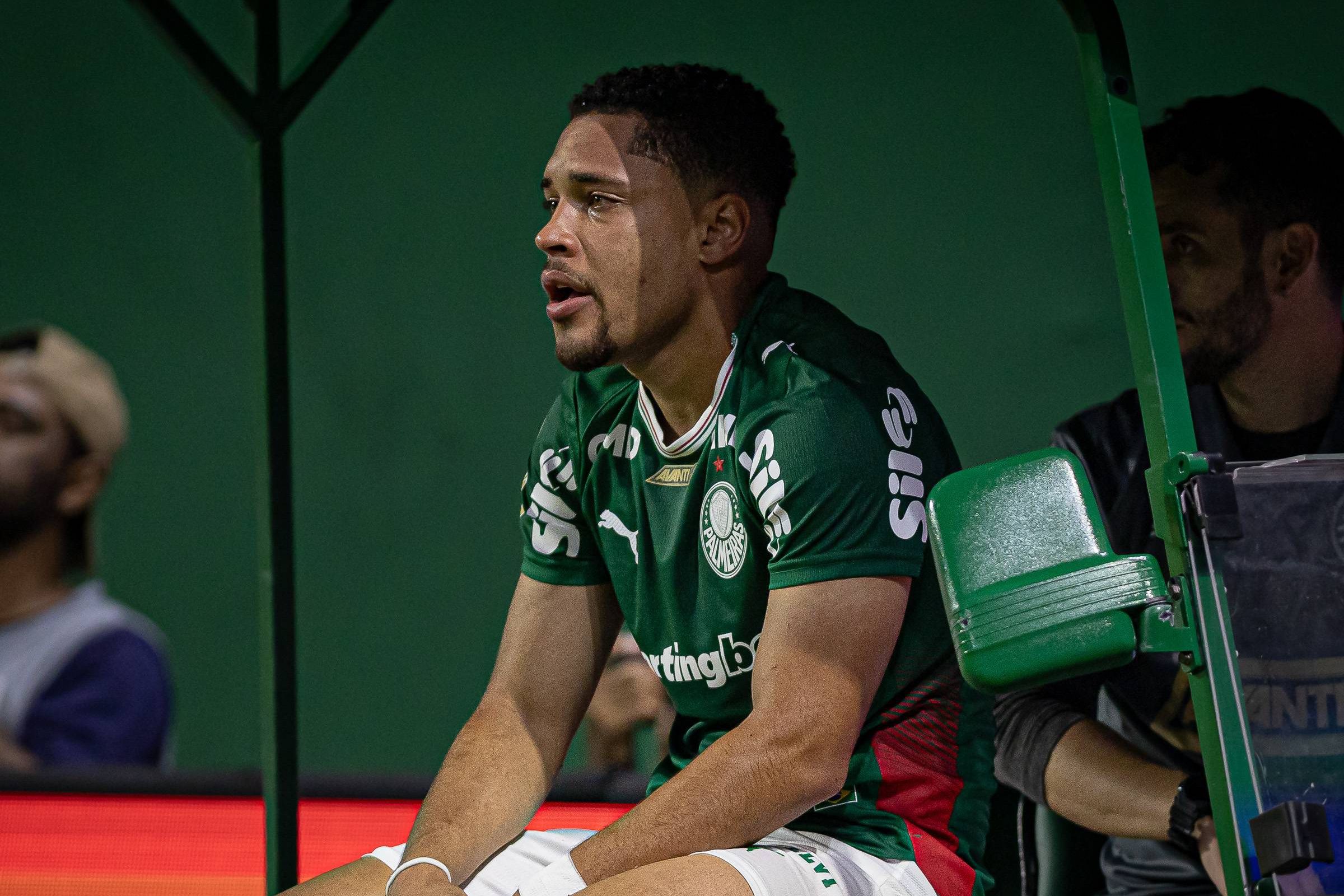 Vítor Roque frustrado após a lesão