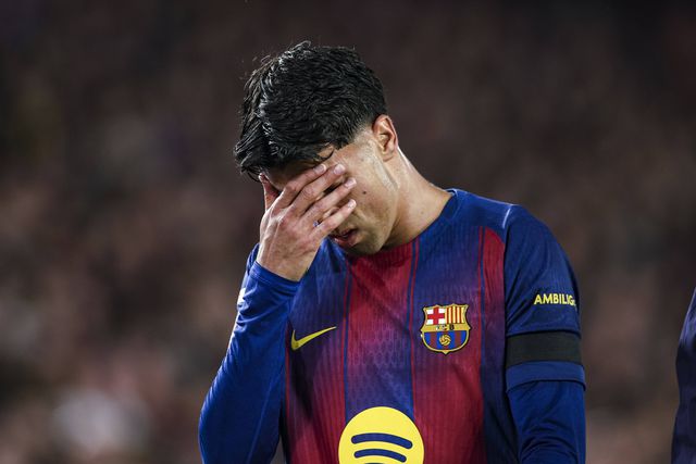 João Cancelo, lateral português do Barcelona, preocupado com uma eventual lesão