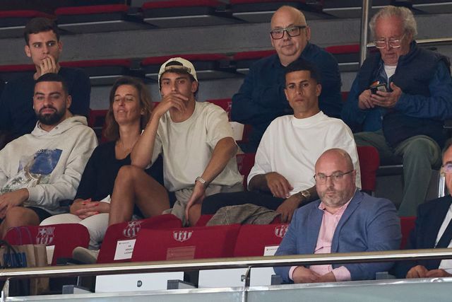 João Félix e Cancelo assistiram à vitória do Barcelona com bis de André Coelho