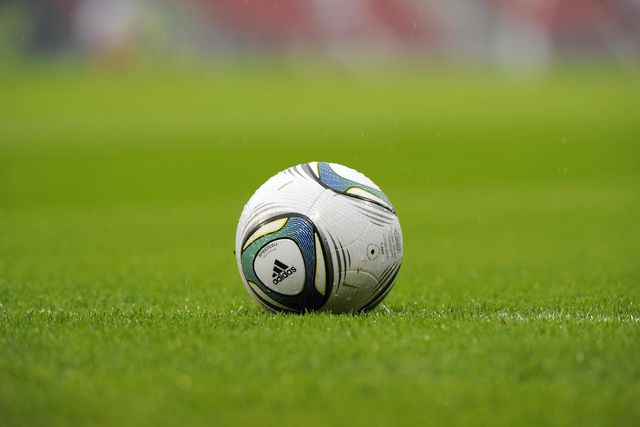 Treinador de futebol morre atingido por raio que cai em campo